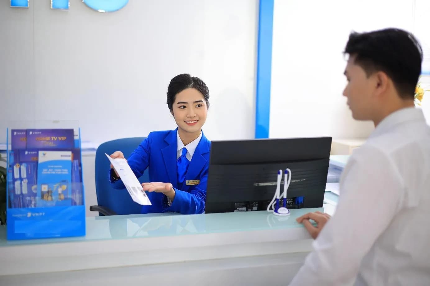 Ảnh minh họa cho bài viết Lắp đặt wifi VNPT ở HCM: Thắp sáng đam mê, kiến tạo tương lai giữa lòng Sài Gòn số